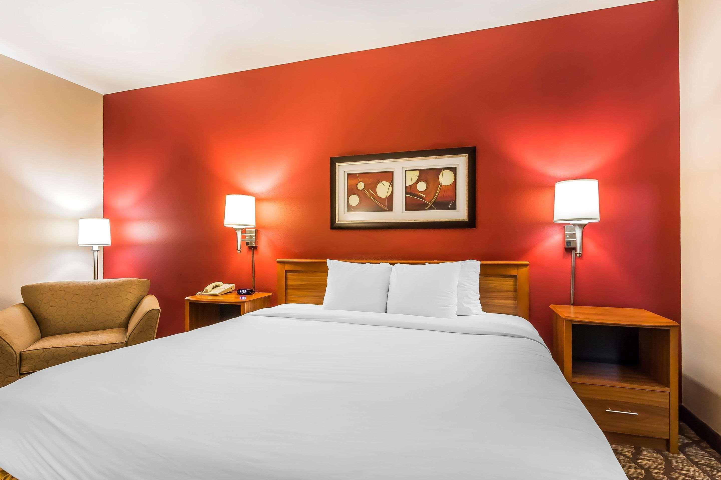 Quality Inn & Suites Chesterfield Village Springfield Eksteriør billede