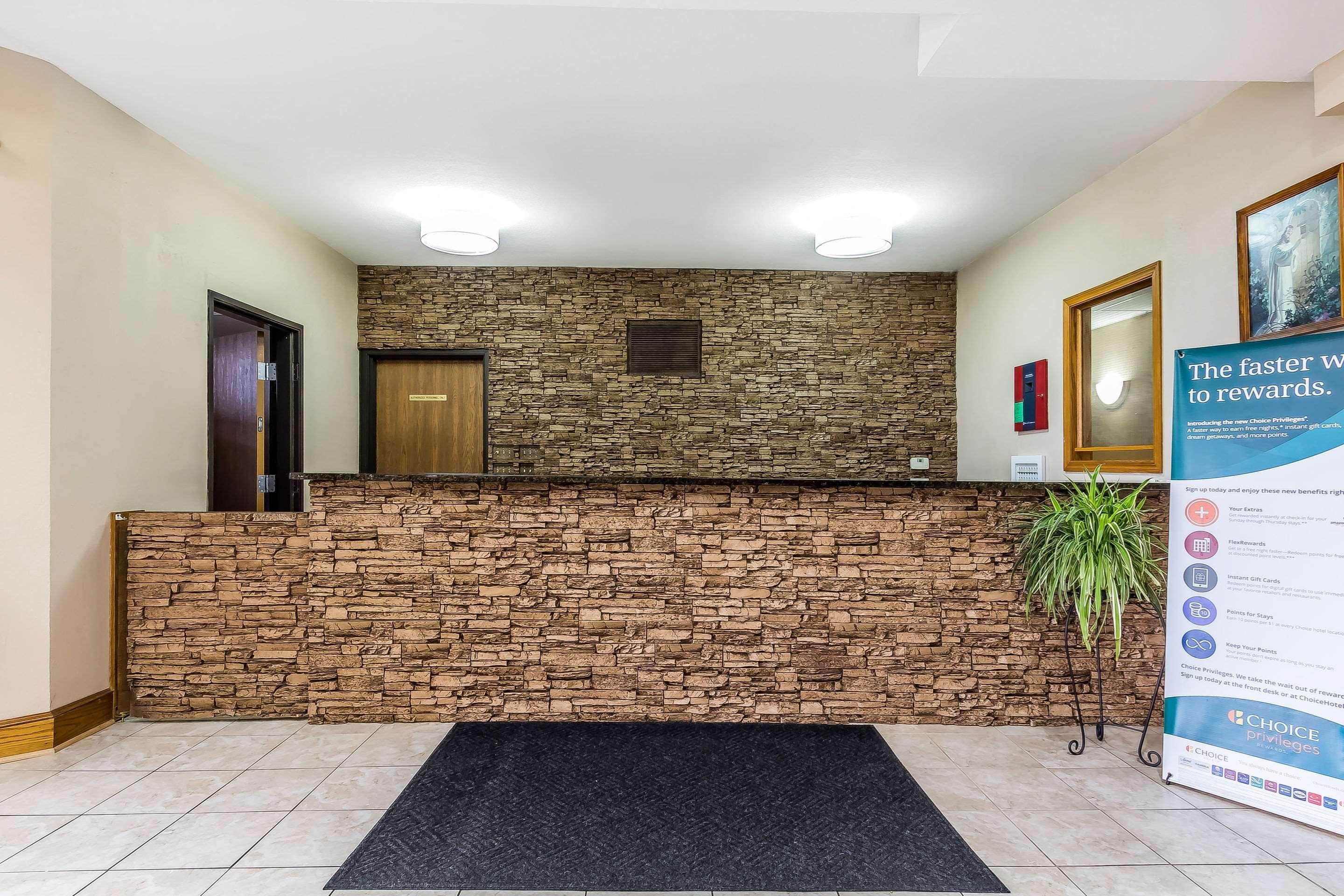 Quality Inn & Suites Chesterfield Village Springfield Eksteriør billede