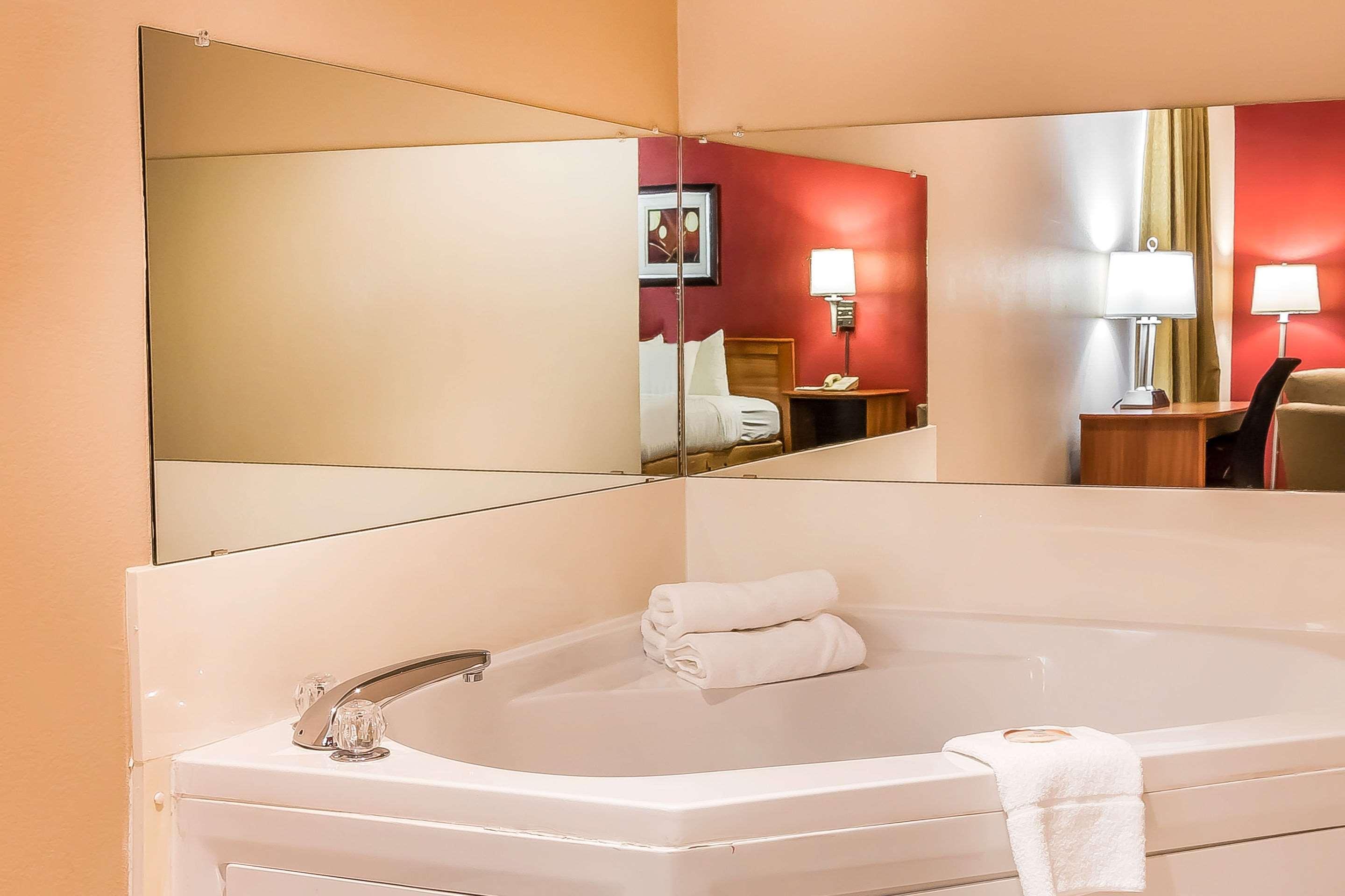 Quality Inn & Suites Chesterfield Village Springfield Eksteriør billede