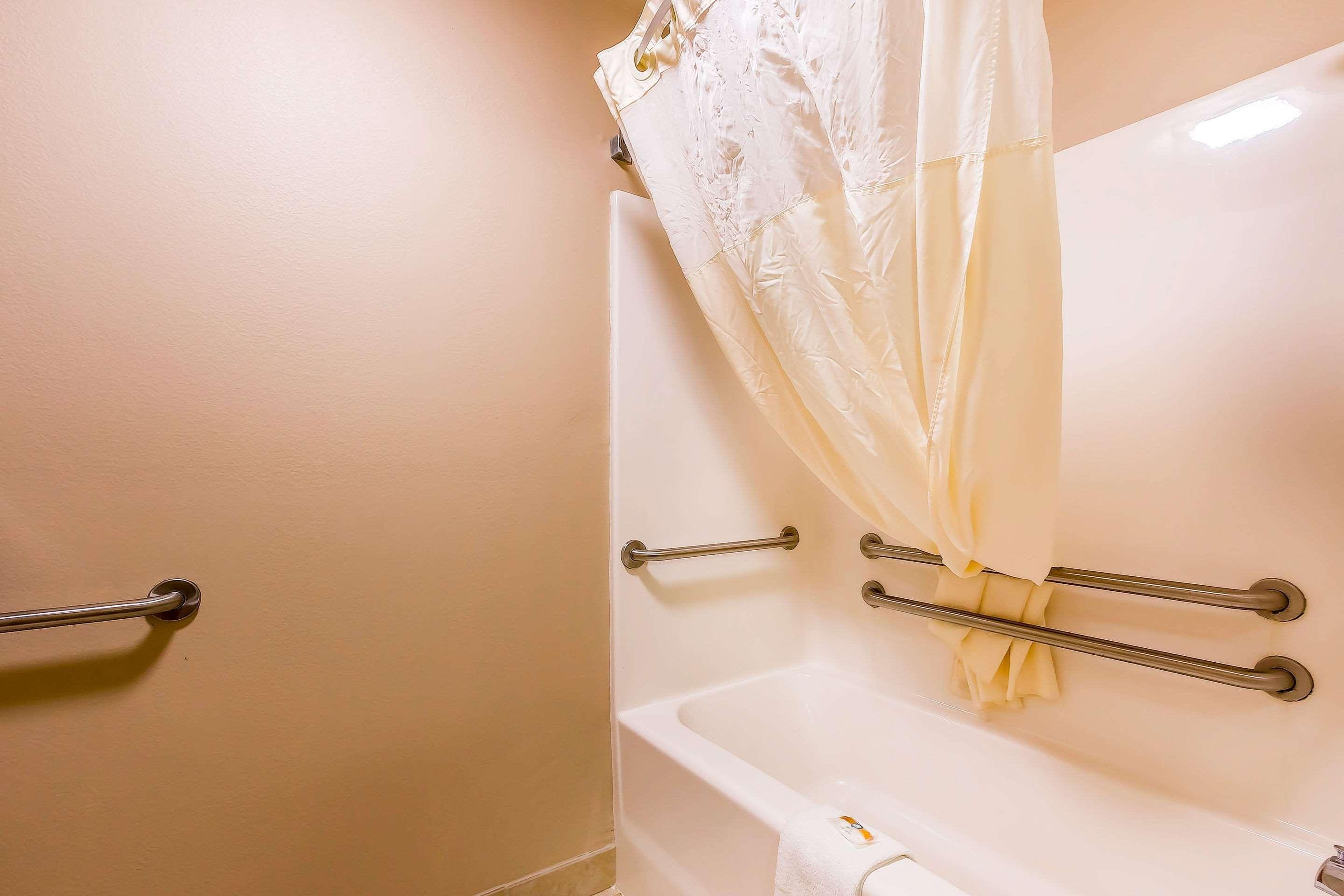 Quality Inn & Suites Chesterfield Village Springfield Eksteriør billede